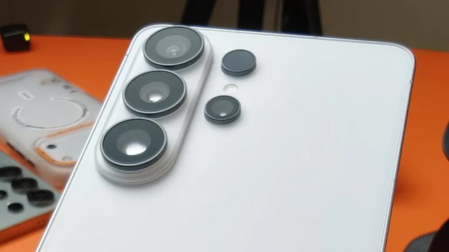 Tr&ecirc;n tay Galaxy S26 Ultra với cụm camera lồi trước giờ G - Ảnh 2.