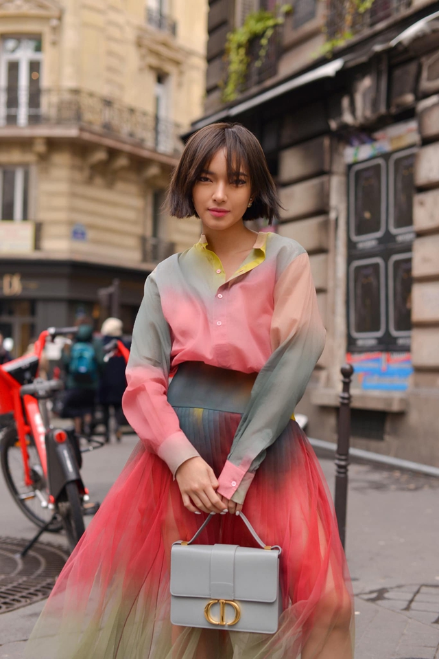 Phá vỡ giới hạn với trang phục loang màu, tạo sắc thái đầy ngẫu hứng- Ảnh 3. Phá vỡ giới hạn với trang phục loang màu, tạo sắc thái đầy ngẫu hứng- Ảnh 3.