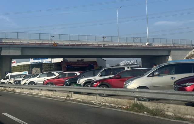 Trạm dừng chân cao tốc thất thủ, tai nạn 'rình rập' tài xế - Ảnh 1. Trạm dừng chân cao tốc thất thủ, nguy cơ tai nạn 'rình rập' tài xế - Ảnh 1.