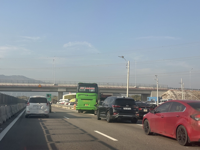 Trạm dừng chân cao tốc thất thủ, tai nạn 'rình rập' tài xế - Ảnh 2. Trạm dừng chân cao tốc thất thủ, nguy cơ tai nạn 'rình rập' tài xế - Ảnh 2.