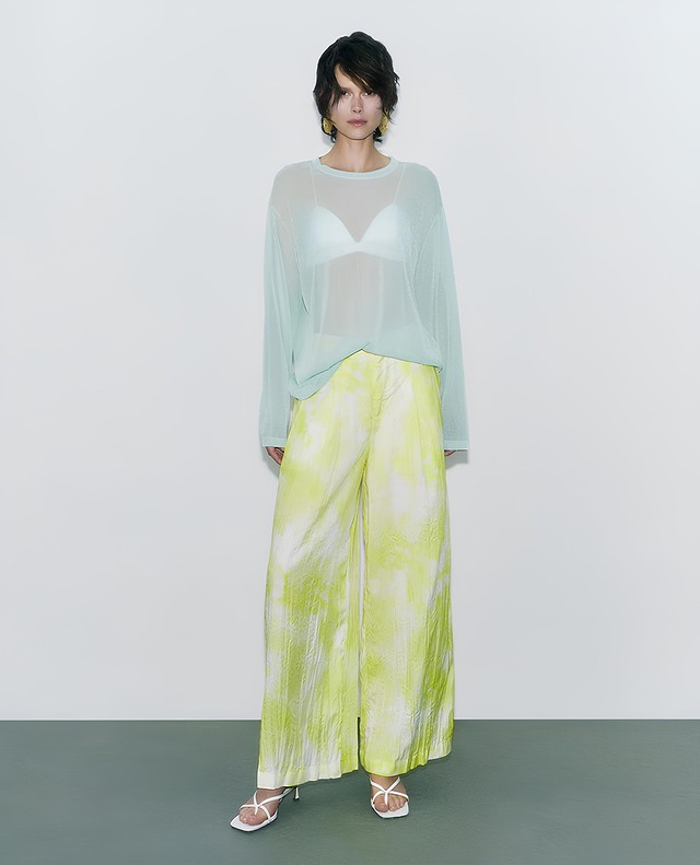 Phá vỡ giới hạn với trang phục loang màu, tạo sắc thái đầy ngẫu hứng- Ảnh 6. Phá vỡ giới hạn với trang phục loang màu, tạo sắc thái đầy ngẫu hứng- Ảnh 6.