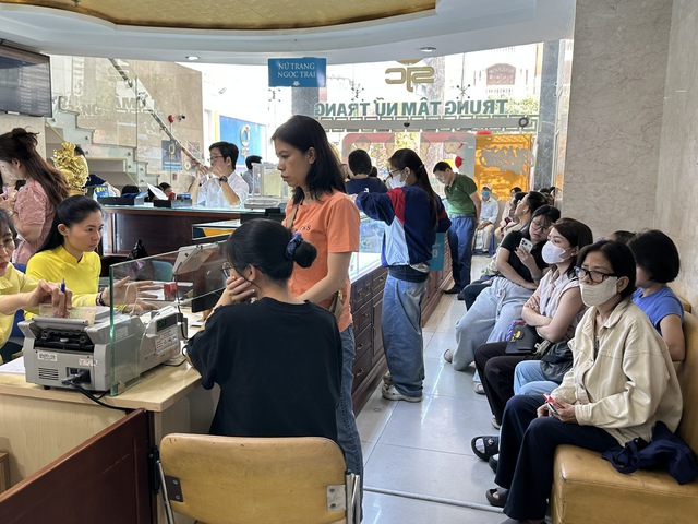 Khách ‘rồng rắn’ xếp hàng mua vàng trước ngày Thần tài, công ty tăng khối lượng bán- Ảnh 2. Khách ‘rồng rắn’ xếp hàng mua vàng trước ngày Thần tài, công ty tăng khối lượng bán- Ảnh 2.