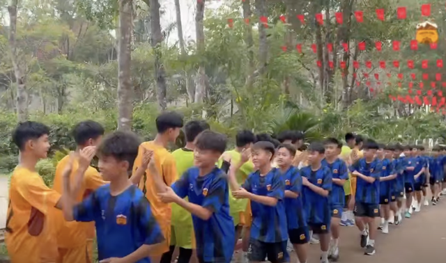 Lê Huỳnh Đức chính thức gia nhập Học viện HAGL, được thủ môn Trung Kiên chào đón- Ảnh 1. Lê Huỳnh Đức chính thức gia nhập Học viện HAGL, được thủ môn Trung Kiên chào đón- Ảnh 1.