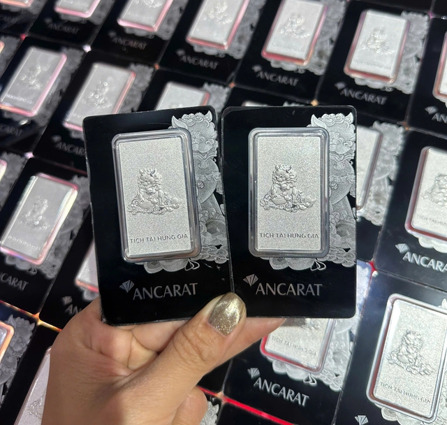 Gi&aacute; bạc bật tăng l&ecirc;n gần 90 triệu đồng/kg- Ảnh 1.