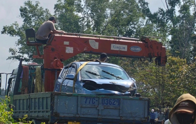 Hai thi thể dưới kênh Văn Phong: Hé lộ diễn biến ô tô lao xuống nước - Ảnh 1.