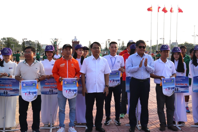 Theo chân vận động viên leo núi ngắm thảm thực vật trăm năm ở chùa Tà Kóu - Ảnh 1.