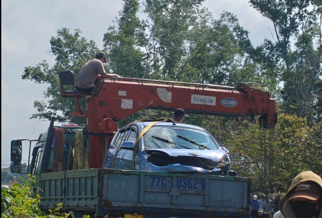 Gia Lai: Phát hiện 2 thi thể cùng xe ô tô dưới kênh Văn Phong- Ảnh 1. Gia Lai: Phát hiện 2 thi thể cùng xe ô tô dưới kênh Văn Phong- Ảnh 1.