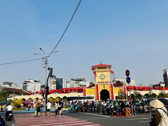 Nắng n&oacute;ng, mưa tr&aacute;i m&ugrave;a c&ugrave;ng xuất hiện trong tuần l&agrave;m việc đầu ti&ecirc;n sau Tết Nguy&ecirc;n đ&aacute;n- Ảnh 1.