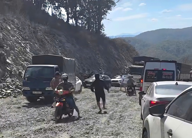 Quốc lộ 28B: Nỗi ám ảnh của tài xế, du khách trong dịp Tết Bính Ngọ- Ảnh 2. Quốc lộ 28B: Nỗi ám ảnh của tài xế, du khách trong dịp Tết Bính Ngọ- Ảnh 2.