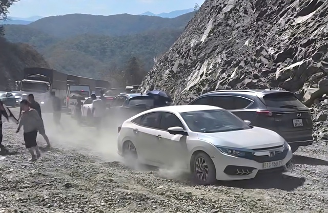 Quốc lộ 28B: Nỗi ám ảnh của tài xế, du khách trong dịp Tết Bính Ngọ- Ảnh 1. Quốc lộ 28B: Nỗi ám ảnh của tài xế, du khách trong dịp Tết Bính Ngọ- Ảnh 1.