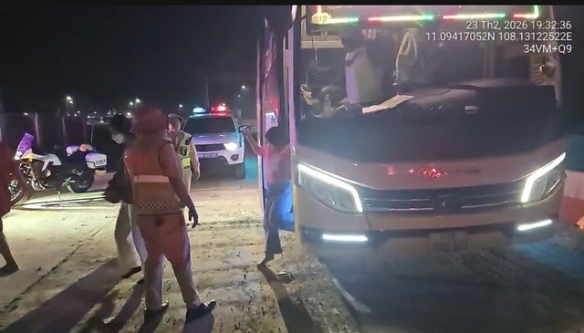 Xe khách 26 chỗ nhồi 34 người trên cao tốc bị CSGT phạt 60 triệu đồng - Ảnh 1.