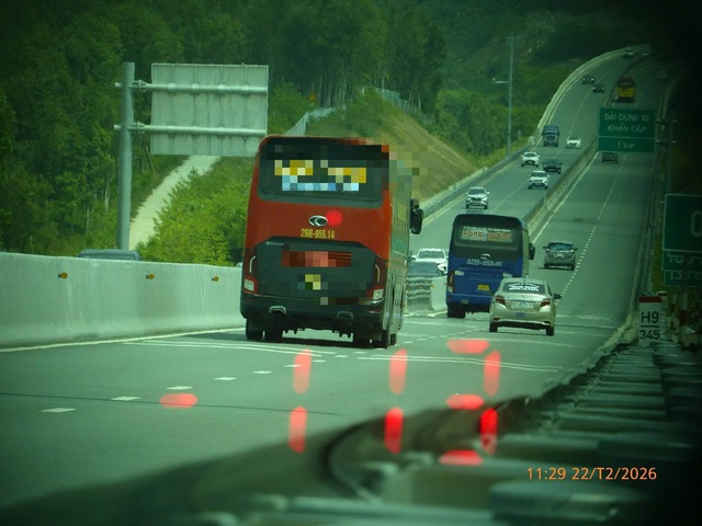 CSGT bắn tốc độ xuy&ecirc;n đ&ecirc;m tr&ecirc;n cao tốc TP.HCM - V&acirc;n Phong, nhiều xe 'd&iacute;nh' phạt - Ảnh 3.