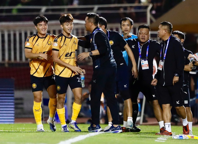 CLB Thanh H&oacute;a n&iacute;n thở chờ 3 tỉ đồng gỡ &aacute;n phạt FIFA, V-League sẽ lại vui?- Ảnh 2.