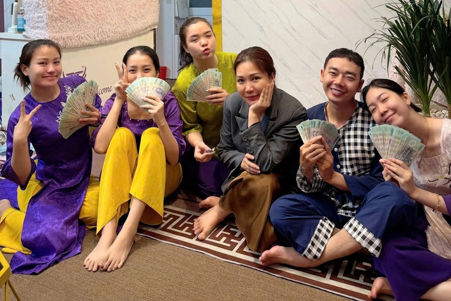 Chủ tiệm &aacute;o d&agrave;i l&igrave; x&igrave; tết theo c&aacute;ch đặc biệt - Ảnh 1.