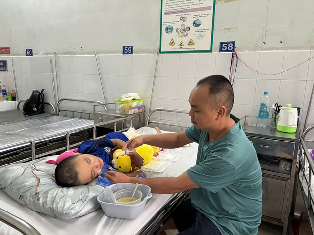 Trao hơn 570 triệu đồng tiền bạn đọc gi&uacute;p c&aacute;c ho&agrave;n cảnh ngặt ngh&egrave;o- Ảnh 1.