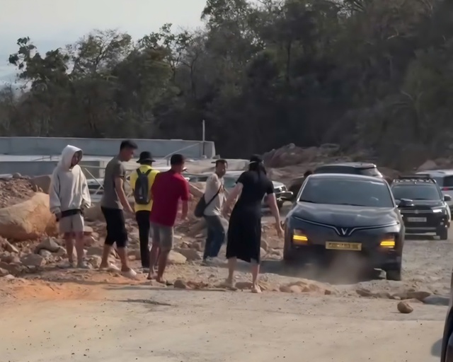 Quốc lộ 28B: Nỗi ám ảnh của tài xế, du khách trong dịp Tết Bính Ngọ- Ảnh 4. Quốc lộ 28B: Nỗi ám ảnh của tài xế, du khách trong dịp Tết Bính Ngọ- Ảnh 4.