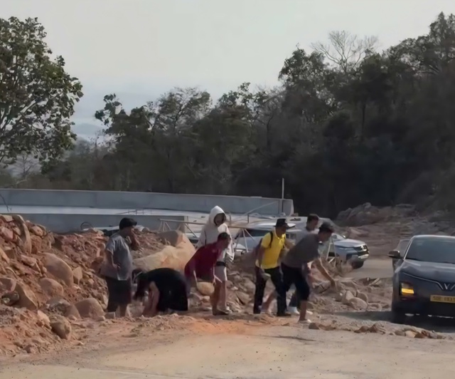 Quốc lộ 28B: Nỗi ám ảnh của tài xế, du khách trong dịp Tết Bính Ngọ- Ảnh 3. Quốc lộ 28B: Nỗi ám ảnh của tài xế, du khách trong dịp Tết Bính Ngọ- Ảnh 3.