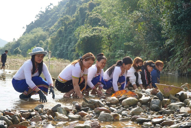 Lạ kỳ tục &lsquo;đắp chăn ng&agrave;y m&ugrave;ng 7 tết&rsquo;: Cả l&agrave;ng xuống suối đ&oacute;n lộc đầu năm- Ảnh 1.