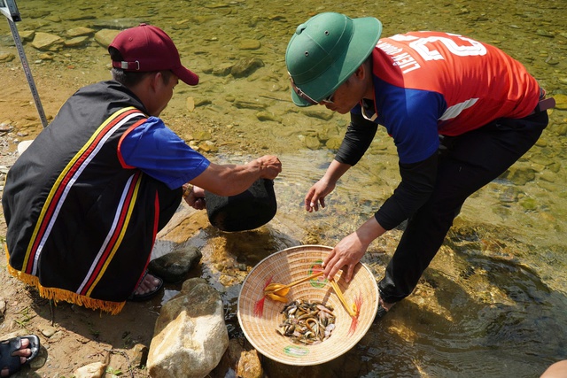 Lạ kỳ tục &lsquo;đắp chăn ng&agrave;y m&ugrave;ng 7 tết&rsquo;: Cả l&agrave;ng xuống suối đ&oacute;n lộc đầu năm- Ảnh 2.