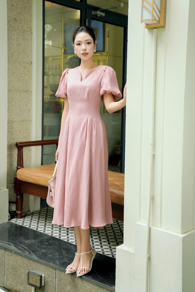 Trang phục vải đũi thoải mái trong phong cách thường ngày- Ảnh 1. Trang phục vải đũi thoải mái trong phong cách thường ngày- Ảnh 1.