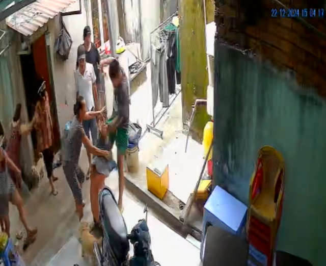 Cầu cứu vì bị nhóm người đánh gãy sống mũi ngay trước nhà - Ảnh 1. Cầu cứu vì bị nhóm người đánh gãy sống mũi ngay trước nhà - Ảnh 1.