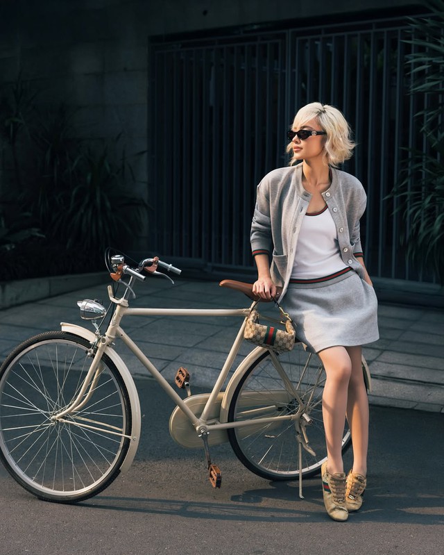 Nâng tầm thần thái nhờ 'cặp bài trùng' kính mắt và túi xách- Ảnh 4. Nâng tầm thần thái nhờ 'cặp bài trùng' kính mắt và túi xách- Ảnh 4.