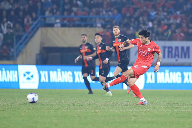 Văn Hậu lập si&ecirc;u phẩm gi&uacute;p đội C&ocirc;ng an H&agrave; Nội ngược d&ograve;ng đ&aacute;nh bại CLB Thanh H&oacute;a - Ảnh 4.