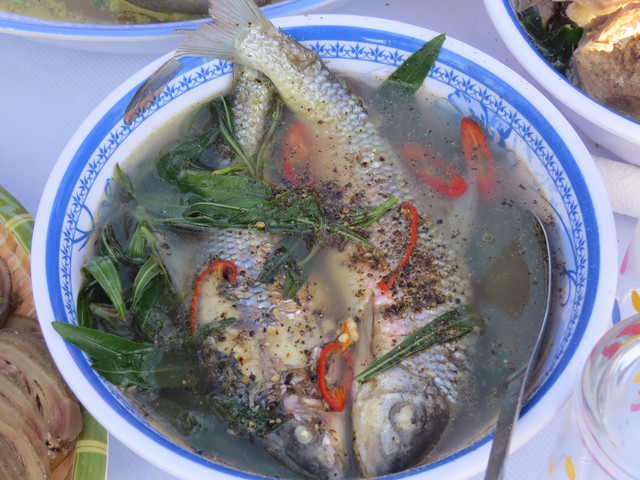 Ẩm thực Ca Dong: C&aacute; ni&ecirc;n ruột đắng v&agrave; l&aacute; m&igrave; x&agrave;o hoa đu đủ g&acirc;y ngỡ ng&agrave;ng - Ảnh 4.