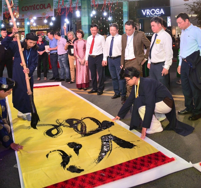 Lễ hội Đường s&aacute;ch Tết B&iacute;nh Ngọ thu h&uacute;t hơn 1 triệu lượt kh&aacute;ch tham quan- Ảnh 2.