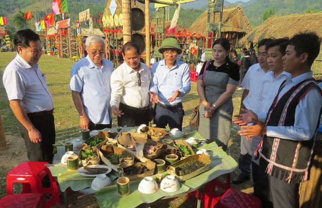 Ẩm thực Ca Dong: C&aacute; ni&ecirc;n ruột đắng v&agrave; l&aacute; m&igrave; x&agrave;o hoa đu đủ g&acirc;y ngỡ ng&agrave;ng - Ảnh 2.