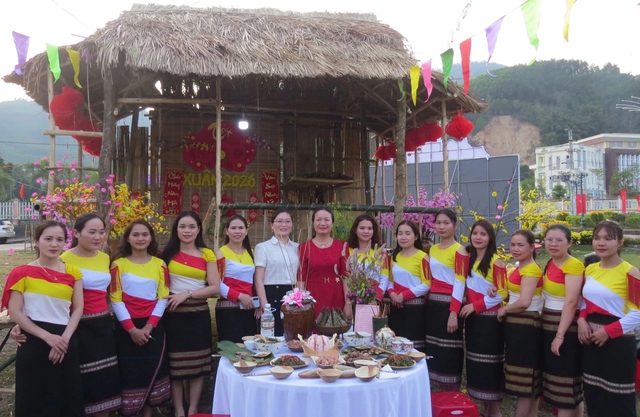 Ẩm thực Ca Dong: C&aacute; ni&ecirc;n ruột đắng v&agrave; l&aacute; m&igrave; x&agrave;o hoa đu đủ g&acirc;y ngỡ ng&agrave;ng - Ảnh 7.