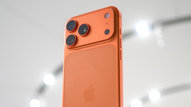 H&eacute; lộ c&ocirc;ng năng cực 'xịn' của chiếc lỗ b&eacute; x&iacute;u cạnh camera iPhone - Ảnh 1.