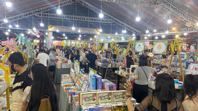 Lễ hội Đường s&aacute;ch Tết B&iacute;nh Ngọ thu h&uacute;t hơn 1 triệu lượt kh&aacute;ch tham quan- Ảnh 1.