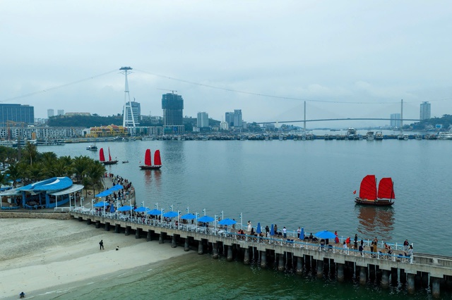 Kh&aacute;ch t&agrave;u biển đến vịnh Hạ Long được ch&agrave;o đ&oacute;n bằng &acirc;m nhạc - Ảnh 2.