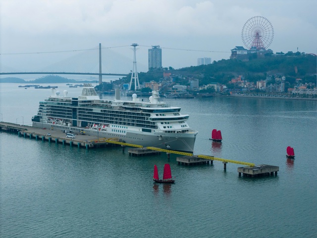 Kh&aacute;ch t&agrave;u biển đến vịnh Hạ Long được ch&agrave;o đ&oacute;n bằng &acirc;m nhạc - Ảnh 3.