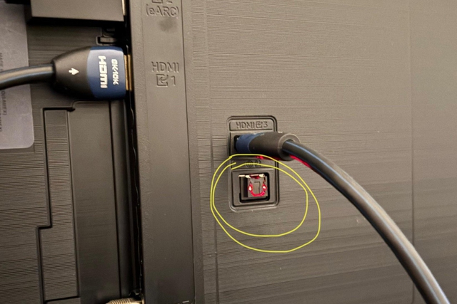 Cổng 'phát sáng' phía sau Smart TV có thể làm được những gì? - Ảnh 1.