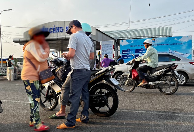 &ldquo;C&ograve; v&eacute;&rdquo; trục lợi ở bến t&agrave;u đi Ph&uacute; Quốc - Ảnh 1.