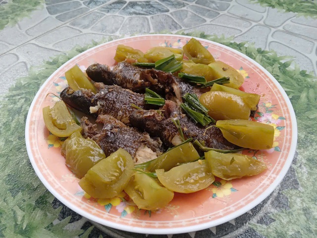 Hương vị qu&ecirc; hương với C&aacute; r&ocirc; đồng kho c&agrave; chua xanh đậm đ&agrave; Hương vị - Ảnh 2.