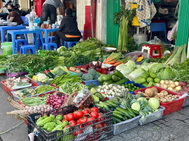 Hết tết, gi&aacute; h&agrave;ng h&oacute;a thiết yếu giảm nhẹ- Ảnh 2.