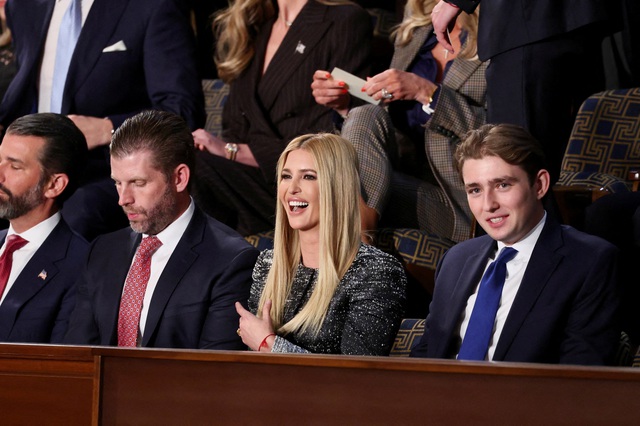 Tổng thống Trump đang đọc th&ocirc;ng điệp li&ecirc;n bang - Ảnh 4.