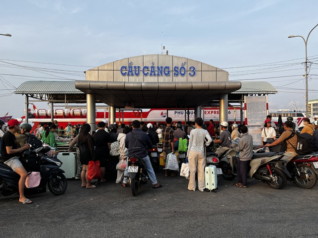 &ldquo;C&ograve; v&eacute;&rdquo; trục lợi ở bến t&agrave;u đi Ph&uacute; Quốc - Ảnh 5.