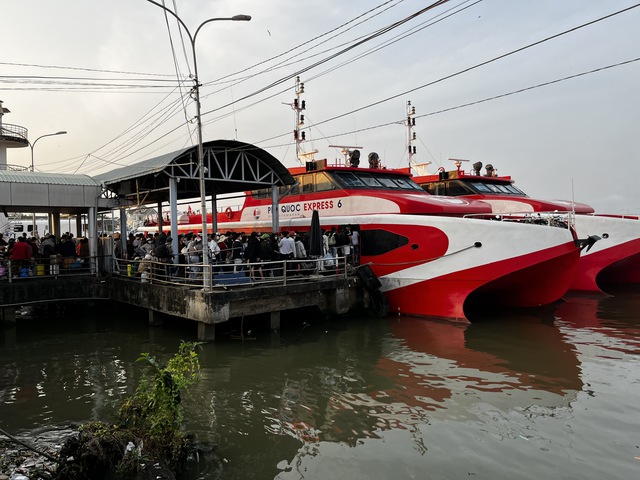 &ldquo;C&ograve; v&eacute;&rdquo; trục lợi ở bến t&agrave;u đi Ph&uacute; Quốc - Ảnh 3.