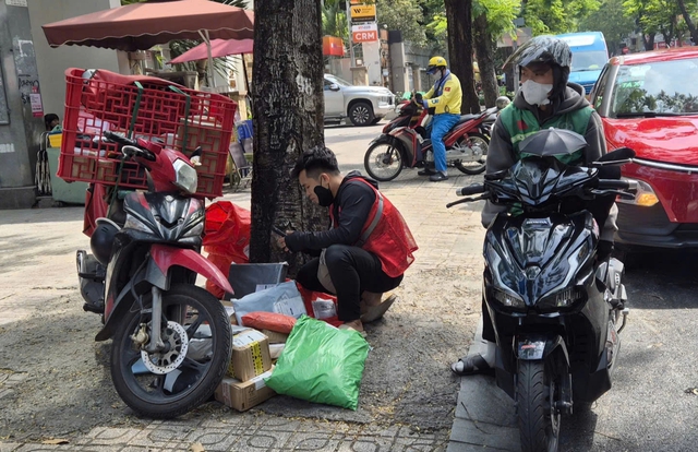 Nghe shipper kể chuyện giao h&agrave;ng sau tết, mong được l&igrave; x&igrave; bằng... sự th&ocirc;ng cảm- Ảnh 3.