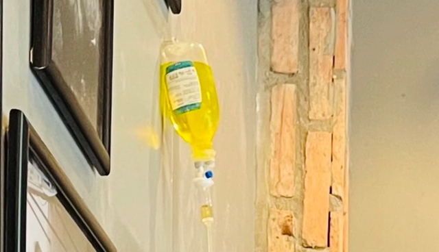 Chưa được cấp phép, vì sao 'truyền trắng da' gây chết người vẫn được làm tràn lan? - Ảnh 1.