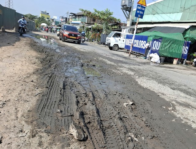 Đường xuống cấp, đi lại kh&oacute; khăn- Ảnh 1.