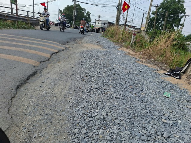Đường xuống cấp, đi lại kh&oacute; khăn- Ảnh 2.