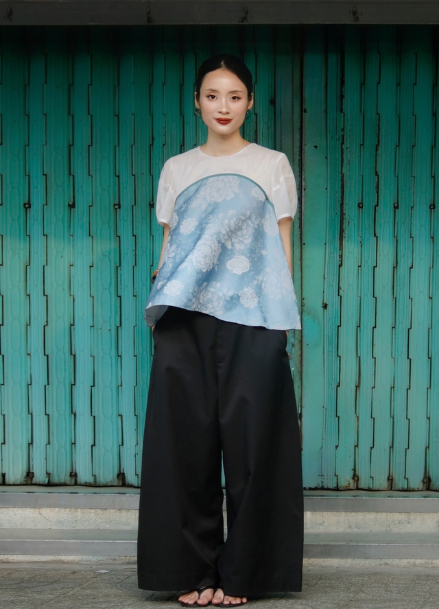 Làm mới phong cách cùng những mẫu áo nữ điệu đà, xinh tươi- Ảnh 10.