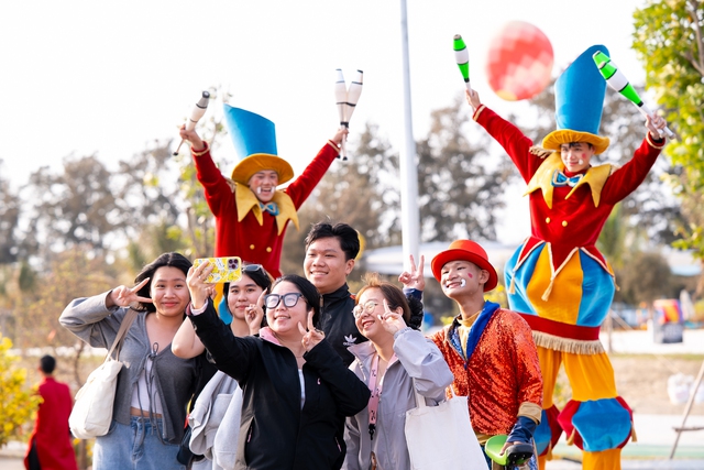 Nửa đời người trở về, Việt kiều ngỡ ng&agrave;ng v&igrave; Cần Giờ 'lột x&aacute;c' - Ảnh 2.