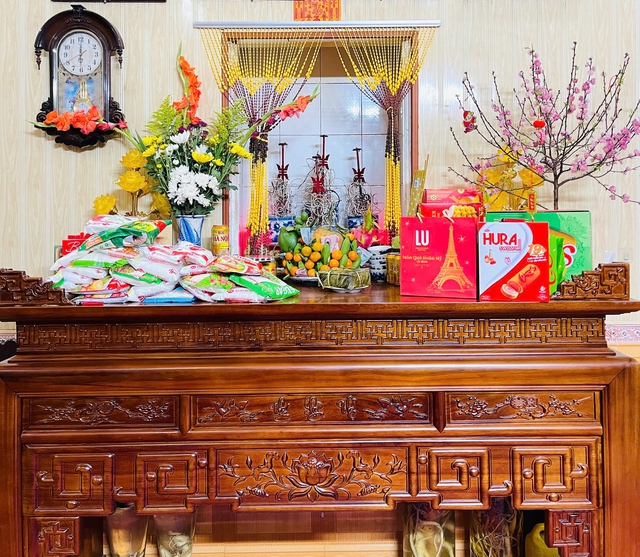 Bất ngờ nhiều người biếu mì chính, hạt nêm dịp tết, chất kín trên bàn thờ - Ảnh 1.