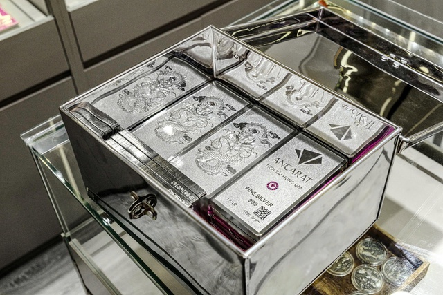 Gi&aacute; bạc vượt  90 triệu đồng/kg, tấp nập mua bạc online lấy ngay - Ảnh 1.